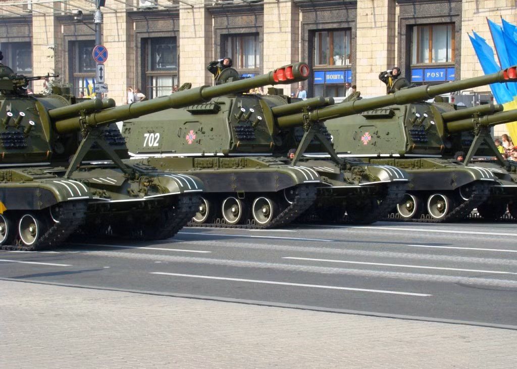 2S19 Msta-S nặng 42 tấn, dài 7.155m, cao 2.99m và có kíp chiến đấu 5 người. Tốc độ bắn tối đa 8 phát/phút nhờ hệ thống nạp đạn tự động với tầm bắn 24km với đạn nổ phá mảnh và lên tới 36km đối với đạn tăng tầm. Ảnh: Msta-S trong biên chế quân đội Ukraine.