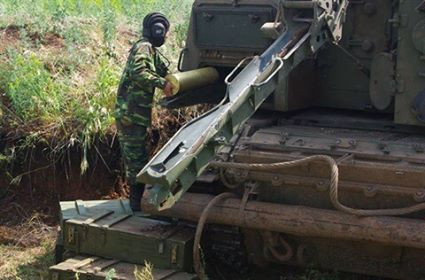 Thực ra việc học viên Việt Nam tiếp cận với các loại pháo Mtsa-S 152mm không phải là chuyện mới, năm 2018 đã từng rò rỉ những hình ảnh về các học viên pháo binh Việt Nam đang thực hành nạp đạn cho tổ hợp pháo tự hành này từ đó dẫn đến những tin đồn về việc Việt Nam sắp nhập khẩu những khẩu pháo tự hành Msta-S mạnh mẽ. Ảnh: Học viên Việt Nam thực hành nạp đạn cho pháo Msta-S.