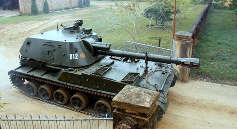 Tuy nhiên cho đến nay, vẫn chưa có hợp đồng mua pháo tự hành Msta-S nào được ký kết. Chủ lực của Việt Nam hiện nay vẫn là hai loại pháo tự hành bánh xích 2S1 Gvozdika 122mm và 2S3 Akatsiya 152mm, cùng một số loại pháo tự hành bánh lốp Việt Nam tự chế tạo. Ảnh: Pháo tự hành 2S3 Akatsiya 152mm của pháo binh Việt Nam.