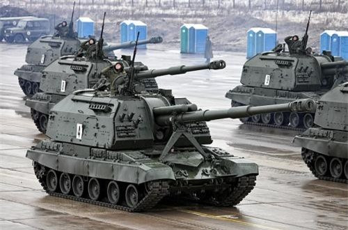 Pháo tự hành 2S19 Msta-S được Liên Xô bắt đầu thiết kế từ năm 1980 và chính thức được đưa vào sản xuất hành loạt từ năm 1988 cho đến nay. Xe sử dụng khung gầm cơ sở của xe tăng T-80 nhưng lại sử dụng động cơ V-84MS công suất 840 mã lực của xe tăng T-72. Pháo chính là loại 2A64 cỡ nòng 152mm với cơ số đạn 50 viên và hệ thống nạp đạn tự động. Ảnh: Pháo tự hành Msta-B của quân đội Nga trong buổi tập duyệt trước lễ duyệt binh kỉ niệm chiến thắng Phát xít.