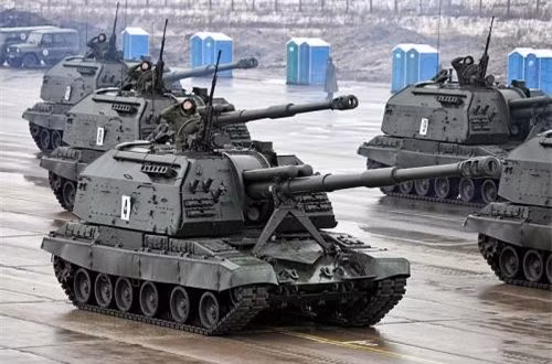 Pháo tự hành 2S19 Msta-S được Liên Xô bắt đầu thiết kế từ năm 1980 và chính thức được đưa vào sản xuất hành loạt từ năm 1988 cho đến nay. Xe sử dụng khung gầm cơ sở của xe tăng T-80 nhưng lại sử dụng động cơ V-84MS công suất 840 mã lực của xe tăng T-72. Pháo chính là loại 2A64 cỡ nòng 152mm với cơ số đạn 50 viên và hệ thống nạp đạn tự động. Ảnh: Pháo tự hành Msta-B của quân đội Nga trong buổi tập duyệt trước lễ duyệt binh kỉ niệm chiến thắng Phát xít.