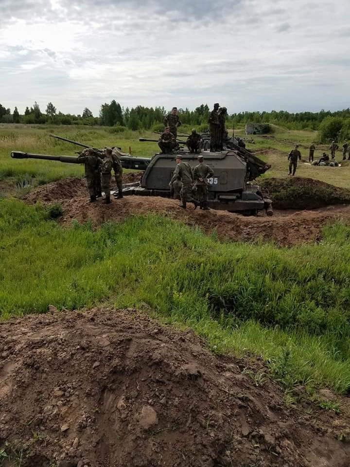 Ngoài pháo tự hành Msta-S, các học viên Việt Nam cũng được huấn luyện làm quen với nhiều loại pháo trong biên chế quân đội Nga như: Mtsa-B cỡ nòng 152mm, MT-12 cỡ nòng 100mm,… Trong đó có nhiều loại pháo không hề có trong biên chế pháo binh Việt Nam. Ảnh: Học viên quân sự các nước trong đó có Việt Nam trong buổi huấn luyện.