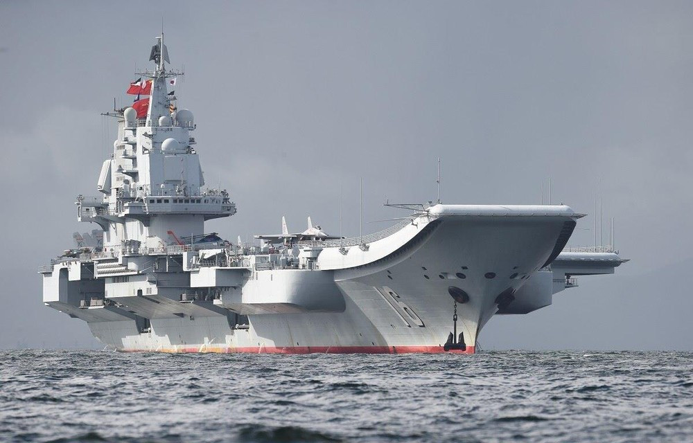 Với tham vọng hướng ra phía biển, ngay đầu thế kỷ XXI, Trung Quốc đã có tham vọng xây dựng cho mình các cụm tác chiến tàu sân bay. Năm 1998, nước này đã mua lại tàu sân bay Varyag từ Ukraine về để tự cải biên và nâng cấp, đặt tên là tàu sân bay Liêu Ninh và cũng là chiếc hàng không mẫu hạm đầu tiên của hải quân nước này. Ảnh: Tàu sân bay Liêu Ninh (CV-16) trong một chuyến đi biển.