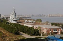 Trung Quốc cũng đã xây dựng hẳn một bãi tập quy mô có cấu trúc tương tự cấu trúc của chiếc tàu sân bay thế hệ mới này tại Vũ Hán để cho các chiến đấu cơ và máy bay trực thăng của hải quân Trung Quốc huấn luyện từ trước khi con tàu chưa đóng xong. Ảnh: Bãi huấn luyện dựa trên cấu trúc tàu sân bay Type 003 mới của Trung Quốc.