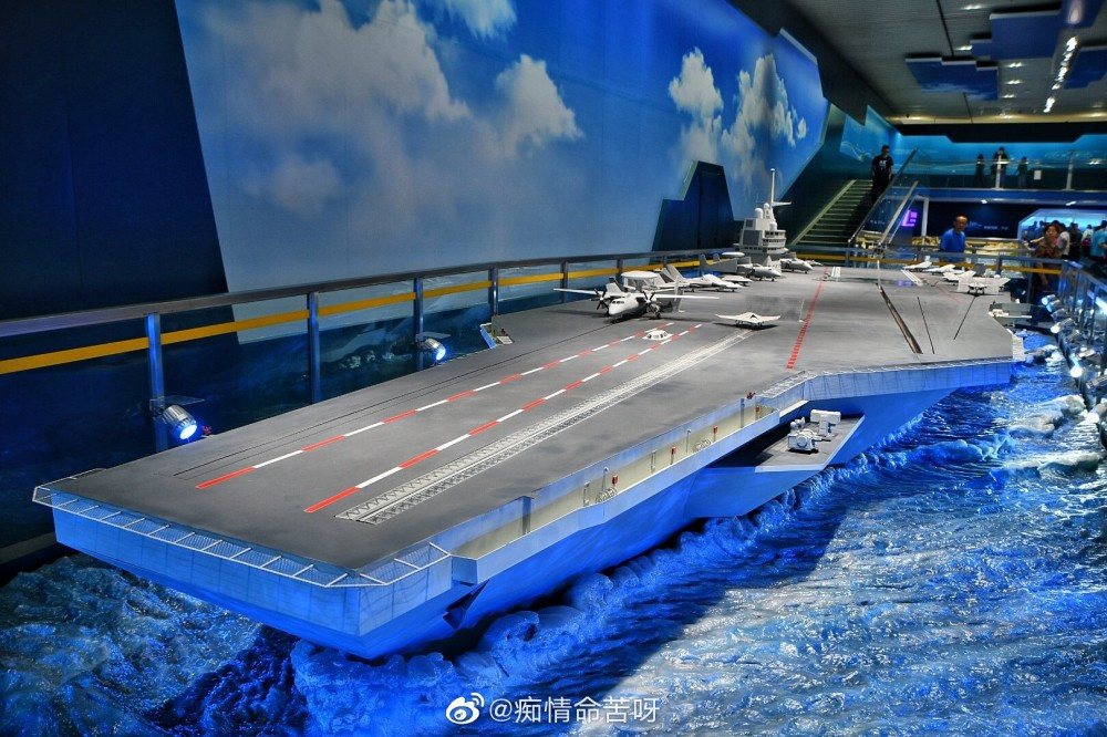 Dù vậy, người Trung Quốc vẫn chưa thỏa mãn với những gì mình có. Họ tiếp tục khởi đóng tàu sân bay Type 003 (dự kiến sử dụng năng lượng hạt nhân) có lượng giãn nước hơn 80.000 tấn. Ảnh: Mô hình tàu sân bay Type 003 của Trung Quốc.