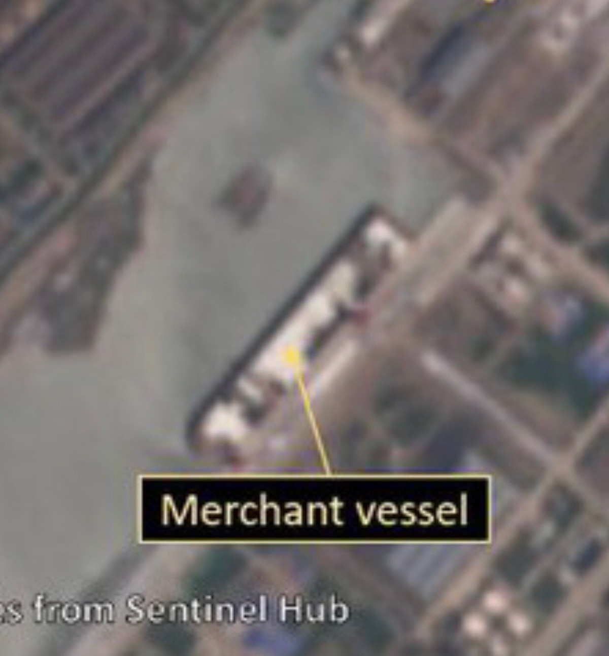 Một chiếc xà lan khổng lồ đã được di chuyển đến gần khu vực đóng tàu Type 003 từ tháng 5, và đây có thể là lí do khiến chiếc tàu sân bay đóng dở của Trung Quốc biến mất. Tuy nhiên khi người ta phát hiện ra sự việc vào ngày 2/6 vừa qua, chiếc xà lan đã kịp quay trở về chỗ cũ nó đậu, chứng tỏ rằng chiếc tàu sân bay đã không được di chuyển đi quá xa mà chỉ đâu đó xung quanh khu vực đóng tàu rộng lớn này. Ảnh: Không ảnh chiếc xà lan khổng lồ của Trung Quốc.