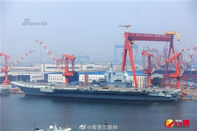 Nhằm khắc phục những hạn chế của Liêu Ninh, người Trung Quốc đã tiếp tục chế tạo cho mình chiếc hàng không mẫu hạm thứ hai đó là chiếc Sơn Đông (CV-17). Con tàu dựa trên thiết kế của chiếc Liêu Ninh tuy nhiên đã loại bỏ các vũ khí hạng nặng không cần thiết, tăng số lượng máy bay tiêm kích trên hạm từ 24 chiếc ở Liêu Ninh lên đến 36 chiếc, nâng cao sức mạnh đáng kể cho tàu. Ảnh: Tàu sân bay Sơn Đông (CV-17) tại cảng