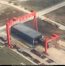 Tàu sân bay khổng lồ mới của Trung Quốc đang được đóng tại nhà máy đóng tàu ở Giang Nam, Thượng Hải. Hiện nay các moldun tàu đã hoàn thành và đang được lắp ráp vào với nhau, tương lai không xa sẽ lộ diện một cách hoàn thiện. Ảnh: Nhà xưởng đóng tàu Type 003 vô cùng hoành tráng.