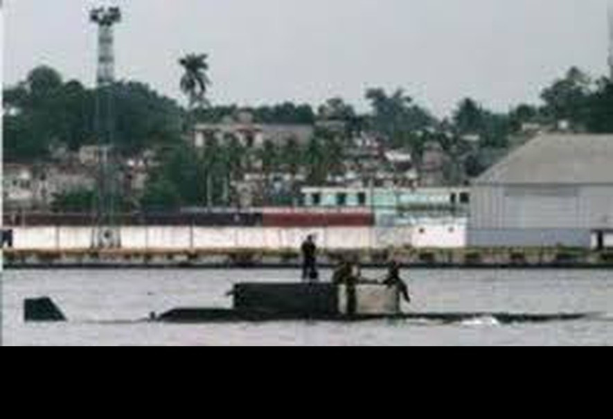 Vào 15 năm trước, bức ảnh đầu tiên của chiếc tàu ngầm Delfin được ghi nhận tại Cuba, tuy nhiên do chất lượng hình ảnh quá kém, các nhà quan sát nước ngoài không thể nhìn nhận được chi tiết của con tàu. Vì vậy, bức ảnh chụp cận cảnh về Delfin mà du khách chụp được là vô cùng quý giá, có thể đánh giá được tình trạng hoạt động của chiếc tàu ngầm này. Ngoài ra, người ta chỉ có thể thấy được nó qua ảnh vệ tinh từ trên không. Ảnh: Bức ảnh về tàu ngầm Delfin được chụp từ 15 năm trước.