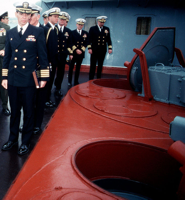 Tất nhiên, đối phương có quyền phát động tấn công trước, nhằm hủy diệt Moskva trước khi con tàu kịp khởi động tên lửa. Tuy nhiên, nên nhớ điều đó là không hề dễ dàng khi hệ thống phòng không của Moskva là "thứ dữ". Trên con tàu cỡ 12.000 tấn này chứa cả kho tên lửa hải đối không khổng lồ bao gồm 64 tên lửa S-300F và 40 tên lửa OSA-MA. Sức mạnh của chúng ngang ngửa cả một trung đoàn phòng không lục quân. Ảnh: Wikipedia