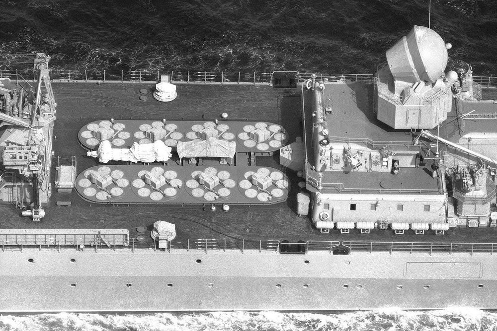 Trong ảnh là cụm 8 bệ phóng, mỗi bệ chứa 8 đạn của hệ thống phòng không S-300F – phiên bản hải quân của tên lửa S-300 nổi tiếng. Chú ý ngay ở phía bên phải là anten khổng lồ của đài dẫn bắn 3R41 Volna. Ảnh: Wikipedia