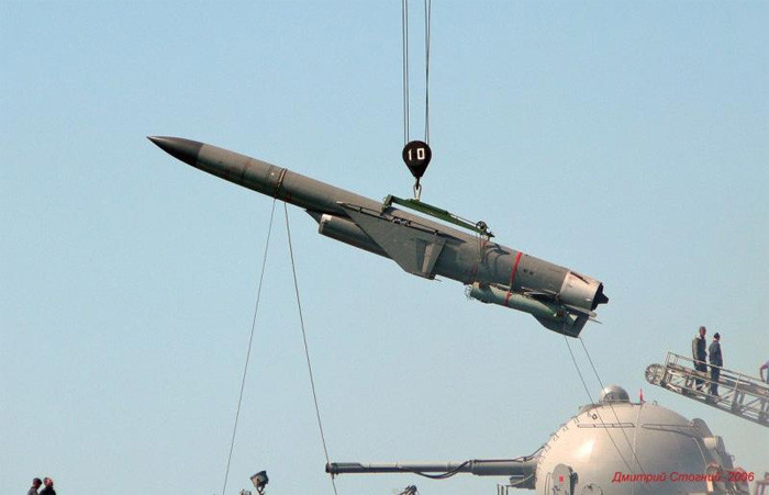 P-1000 Vulkan (3M70) có kích thước khổng lồ với trọng lượng 4,8 tấn, dài 11,7m, đường kính thân 0,88m, trang bị đầu đạn nặng đến 1.000kg chứa khối thuốc nổ mạnh khủng khiếp hoặc đầu đạn hạt nhân 500kiloton. Ảnh: Wikipedia