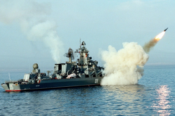 " Tuần dương hạm Moskva không phải là một con tàu mới, nó đã có tuổi đời khoảng 40 năm. Tất nhiên, điều tốt là nó đã được sửa chữa. Trên Biển Đen, nó là tàu tuần dương duy nhất. Khả năng vũ khí chính của nó - hệ thống tên lửa, tất nhiên, rất ấn tượng. Trên Biển Đen nó không có đối thủ ngang bằng về khả năng - về tầm bắn, hiệu quả. Nó thực tế bao phủ Biển Đen, và trong trường hợp chiến trận, có mọi lý do để cho rằng tổ hợp này sẽ thể hiện rất tốt khả năng chiến đấu của nó", Mikhail Khodarenok - nhà quan sát quân sự lưu ý. Ảnh: Wikipedia