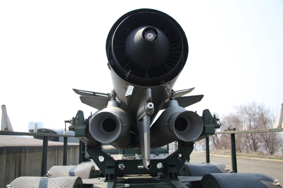 Tên lửa có tầm bắn đến 800km, tốc độ bay siêu âm Mach 2,5 với động cơ turbojet cho hành trình bay và 2 động cơ khởi tốc. Tốc độ bay siêu âm khiến đối phương không có thời gian phản ứng. Mà đó là chưa kể chiến thuật bầy sói mà loại tên lửa này có thể ứng dụng… Theo đó, trong chiến đấu, tàu chiến có thể phóng một lúc 8 tên lửa, mỗi tên lửa P-1000 có một cơ sở dữ liệu riêng và được liên kết với nhau để có thể cùng hoạt động như một thực thể thống nhất. Ảnh: Wikipedia