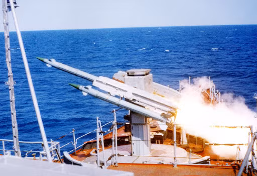 Trong ảnh là bệ phóng tên lửa 4K33 OSA-MA khai hỏa tên lửa 9M33M có tầm bắn 15km, độ cao đến 12km. Tên lửa có tốc độ phản ứng nhanh, phù hợp với việc đánh chặn tên lửa hành trình hay các loại máy bay bay thấp, cự ly gần. Trên tàu tuần dương Moskva có 2 bệ như thế để đối phó với hai hướng, mỗi bên bảo vệ 180 độ. Ảnh: Wikipedia