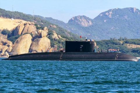 Những chiếc tàu ngầm Kilo Việt Nam cũng hoàn toàn áp đảo về mặt hỏa lực khi được trang bị tới 6 ống phóng cỡ 533mm có thể phóng các loại ngư lôi, tên lửa chống hạm và đặc biệt là cả tên lửa hành trình tấn công mặt đất Klub-S. Tàu ngầm Kilo 636 cũng có hệ thống điện tử và sonar hiện đại hơn Rubis rất nhiều, cộng thêm mức độ tàng hình cũng như độ ồn của Kilo 636 phải nói là hoàn toàn vượt trội.