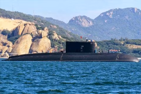 Những chiếc tàu ngầm Kilo Việt Nam cũng hoàn toàn áp đảo về mặt hỏa lực khi được trang bị tới 6 ống phóng cỡ 533mm có thể phóng các loại ngư lôi, tên lửa chống hạm và đặc biệt là cả tên lửa hành trình tấn công mặt đất Klub-S. Tàu ngầm Kilo 636 cũng có hệ thống điện tử và sonar hiện đại hơn Rubis rất nhiều, cộng thêm mức độ tàng hình cũng như độ ồn của Kilo 636 phải nói là hoàn toàn vượt trội.