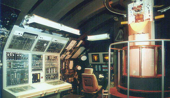 Tàu có 4 ống phóng ngư lôi cỡ 550mm và có thể mang theo 14 quả tên lửa chống hạm SM39 Exocet (tầm bắn 70 km) hoặc 14 ngư lôi F17 mod 2 (tầm bắn 18 km). Ngoài ra tàu còn có thể mang 28 quả thủy lôi thay cho ngư lôi hoặc tên lửa cho nhiệm vụ phong tỏa biển. Ảnh: Phòng chỉ huy trên tàu ngầm hạt nhân Rubis.