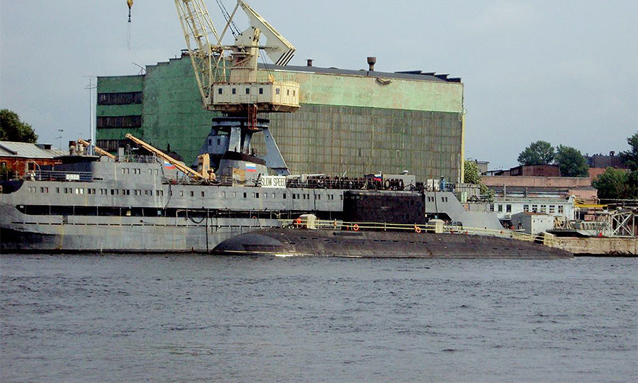 Mặc dù là một tàu ngầm chạy bằng năng lượng hạt nhân tuy nhiên tàu ngầm Rubis lại có thiết kế nhỏ bé, chỉ tương đương với tàu ngầm thông thường chạy bằng động cơ Diesel lớp Kilo 636 hiện đang có mặt trong biên chế hải quân nhân dân Việt Nam. Ảnh: Tàu ngầm Kilo 636 của Việt Nam đang thử nghiệm lúc còn ở Nga.