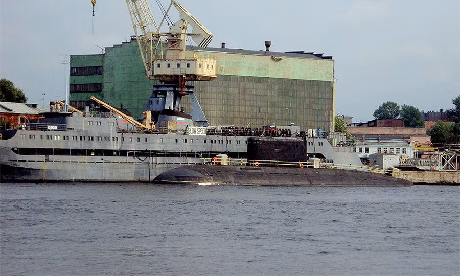 Mặc dù là một tàu ngầm chạy bằng năng lượng hạt nhân tuy nhiên tàu ngầm Rubis lại có thiết kế nhỏ bé, chỉ tương đương với tàu ngầm thông thường chạy bằng động cơ Diesel lớp Kilo 636 hiện đang có mặt trong biên chế hải quân nhân dân Việt Nam. Ảnh: Tàu ngầm Kilo 636 của Việt Nam đang thử nghiệm lúc còn ở Nga.