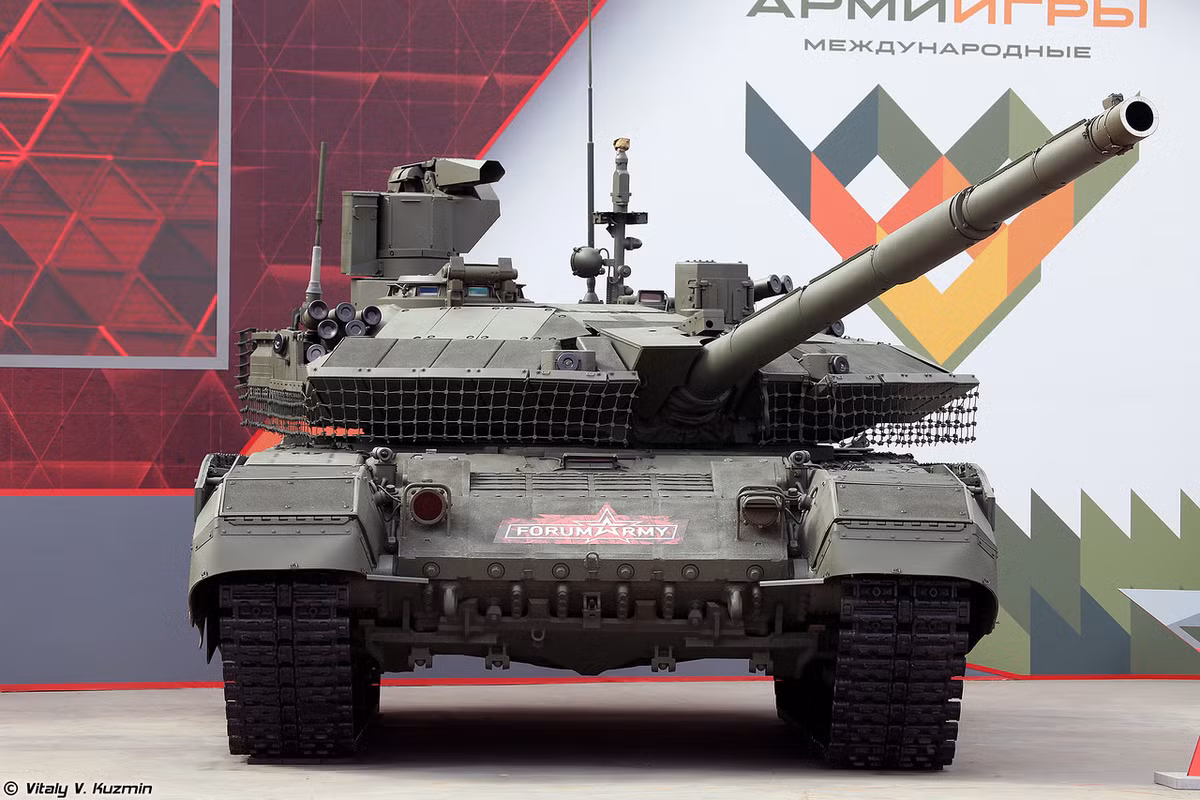 Cũng theo vị lãnh đạo Rosoboronexport: “Thành công này đã đạt được nhờ tài năng và sự lao động tận tâm của hàng trăm nghìn chuyên gia làm việc trong các phòng thiết kế, các kỹ sư và công nhân làm việc tại các phân xưởng sản xuất, lắp ráp các phương tiện chiến đấu mạnh mẽ. Trên thế giới không có ai sánh được với các nhà thiết kế chế tạo xe tăng Nga”. Ảnh: Vitaly-Kuzmin