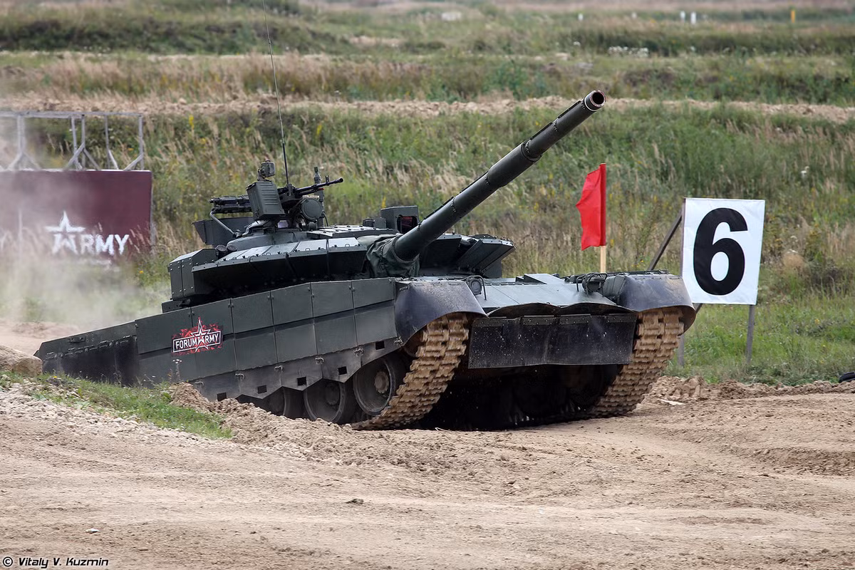 Đồng thời, trong 20 năm qua, hơn một nửa số quốc gia này đã ký các hợp đồng lớn với Rosoboronexport về cung cấp các lô xe tăng mới hoặc hiện đại hóa các thiết bị hiện có nhằm tăng cường khả năng sẵn sàng chiến đấu của quân đội. Ví dụ, Việt Nam đã mua 64 chiếc xe tăng hiện đại loại T-90S/SK. Ảnh: Vitaly-Kuzmin
