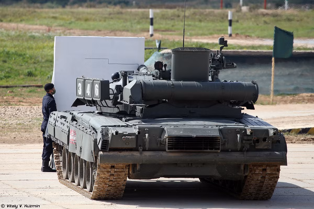 “Các xe tăng Armata và T-90MS, xe hỗ trợ hỏa lực BMPT Terminator, xe tăng lội nước hạng nhẹ Sprut-SDM1, hệ thống phóng lửa hạng nặng TOS-1A, pháo tự hành Msta-S, dòng xe công binh trên khung gầm xe tăng và nhiều mẫu xe bọc thép khác của Nga đang có nhu cầu mua lớn nhất trên thế giới. Ở một số quốc gia, các đơn vị xe tăng - thiết giáp được trang bị các phương tiện chiến đấu của Nga đã trở thành cơ sở của các lực lượng vũ trang”, - ông Alexander Mikheev, Giám đốc điều hành Rosoboronexport kiêm Phó Chủ tịch Liên minh các nhà chế tạo máy của Nga, cho biết. Ảnh: Vitaly-Kuzmin