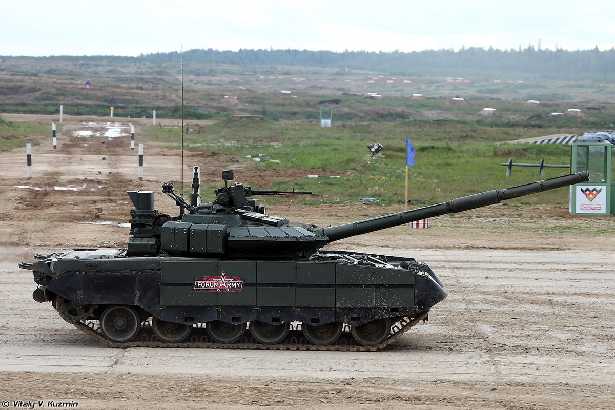 "Tiềm lực khoa học và công nghệ của Nga, năng lực khổng lồ của các xí nghiệp chế tạo máy hạng nặng, bao gồm các xí nghiệp sản xuất xe tăng, các công nghệ sản xuất mới nhất - từ việc giáp cán và hàn các loại thép đến việc nhúng các thiết bị kỹ thuật số hiện đại vào xe ... Tất cả những điều này giúp Nga dẫn đầu trong phân khúc này trên thị trường vũ khí thế giới”, ông Alexander Mikheev nhấn mạnh. Ảnh: Vitaly-Kuzmin