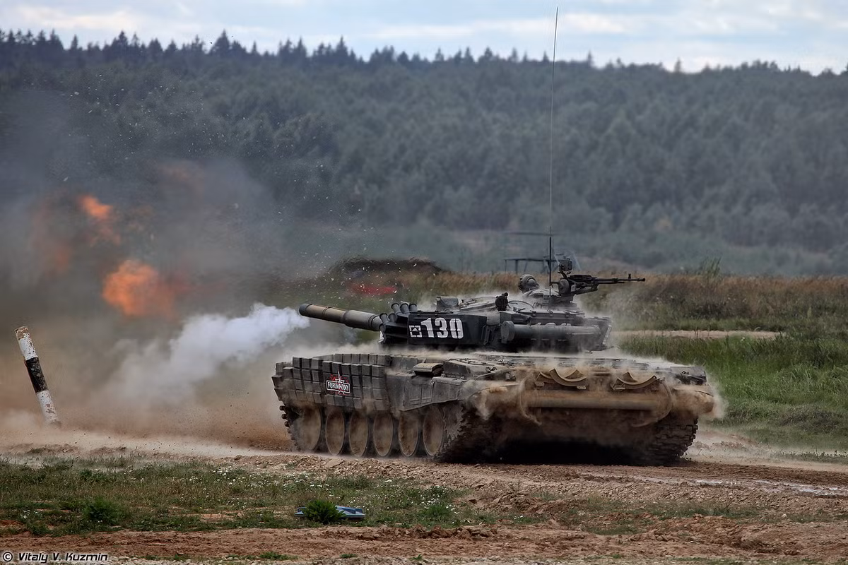 Đồng thời, các xe tăng Nga được trang bị vũ khí tốt, được bảo vệ tốt, được tự động hóa và có hiệu quả cao trong trận chiến. Các đặc điểm kỹ thuật và chiến thuật của chúng tương ứng với những đặc điểm được tuyên bố. Ảnh: Vitaly-Kuzmin