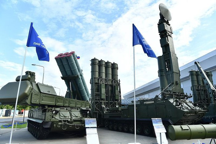 Cùng tham gia trưng bày còn có máy bay chiến đấu đa năng MiG-35, trực thăng tấn công Ka-52 và Ka-27M nâng cấp. Ngoài ra Đội trình diễn nhào lộn trên không Golden Eagle cũng sẽ trình diễn khả năng bay một người và bay theo đội hình của trực thăng Mi-28N. Ảnh: Ảnh: Vũ khí trưng bày tại diễn đàn Army 2020.