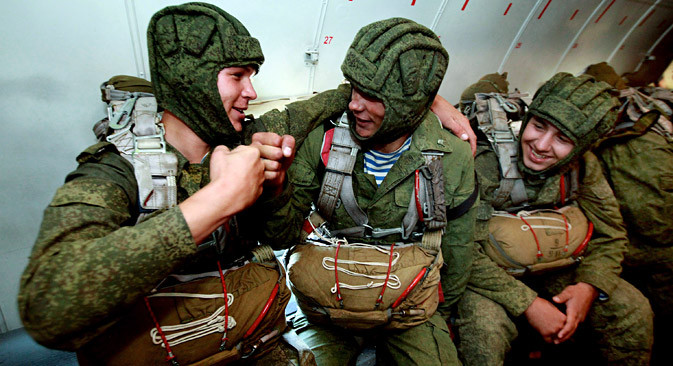 Dù cho là mong muốn của rất nhiều người, tuy nhiên để có thể được phục vụ trong lực lượng lính dù Nga là một điều không hề đơn giản. Các yêu cầu tuyển chọn đối với sĩ quan và binh sĩ là vô cùng nghiêm ngặt. Những ứng cử viên muốn gia nhập VDV cần phải có giấy chứng nhận đã nhảy dù ít nhất 10 lần, giấy phép lái xe và giấy chứng nhận y tế với sức khỏe cực tốt. Ảnh: Lính dù Nga trong khoang máy bay chuẩn bị cho nhiệm vụ.