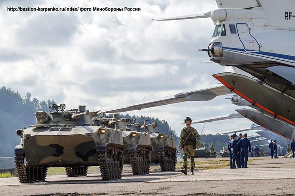 Để đổ bộ đường không, lính dù Nga sử dụng nhiều loại máy bay khác nhau bao gồm cả máy bay vận tải cánh bằng và trực thăng. Thậm chí, VDV còn thực hiện cả kỹ thuật nhảy dù HALO (nhảy dù ở độ cao lớn), với kỷ lục nhảy từ độ cao 10.000m xuống Bắc Cực. Ảnh: Xe thiết giáp chuẩn bị cơ động lên máy bay vận tải chuẩn bị cho nhiệm vụ đổ bộ đường không.