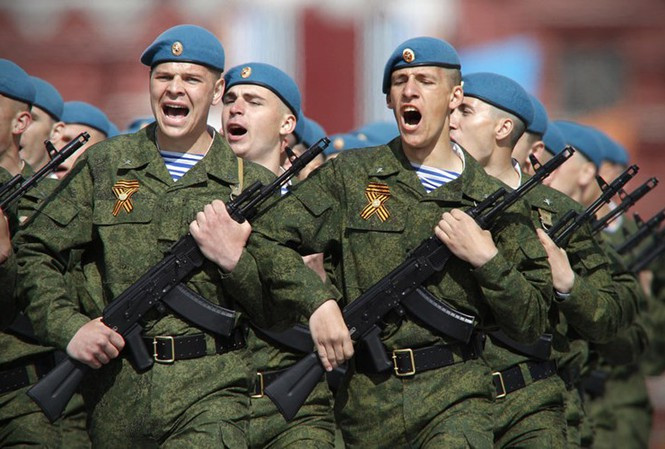 Những người lính phục vụ trong lực lượng Đổ bộ đường không Nga đều được coi là những người vô cùng uy tín, được mọi người rất tôn trọng nhưng việc lựa chọn để trở thành một người lính dù là vô cùng khó khăn bởi tính khắc nghiệt của môi trường huấn luyện và yêu cầu nhiệm vụ. Ảnh: Chiến sĩ lính dù Nga trong cuộc Duyệt binh kỉ niệm Ngày chiến thắng Phát xít trên Quảng trường Đỏ.