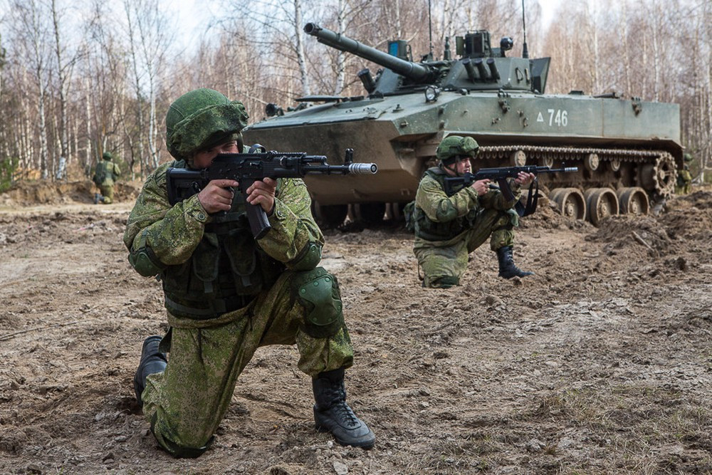 Hiện nay, binh chủng Dù là một nhánh riêng của Bộ quốc phòng Liên bang Nga, bao gồm 4 sư đoàn, 4 lữ đoàn độc lập, 1 lữ đoàn đặc nhiệm, 5 cơ sở đào tạo và 2 đơn vị hỗ trợ. Ảnh: Lính dù Nga tác chiến cùng xe thiết giáp BMD-4M.