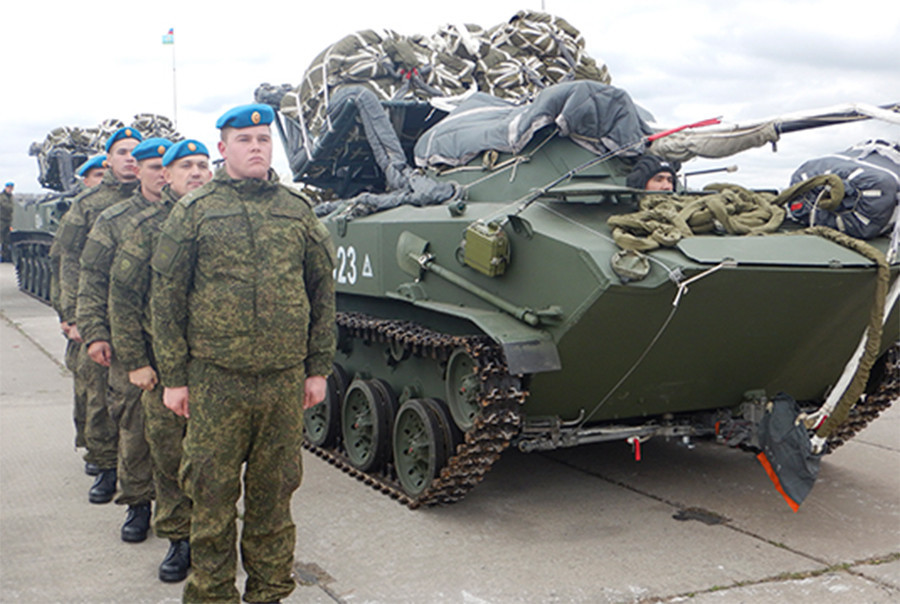 Không những đổ bộ người, VDV còn thực hiện cả những cuộc đổ bộ cùng phương tiện bọc thép nhằm cung cấp hỏa lực hỗ trợ cực tốt cho binh sĩ khi tác chiến trong lòng đối phương cũng như tăng tính cơ động trong hành quân. Ảnh: Lính dù Nga bên cạnh xe bọc thép BMD-2 sẽ được đổ bộ cùng trong một nhiệm vụ.