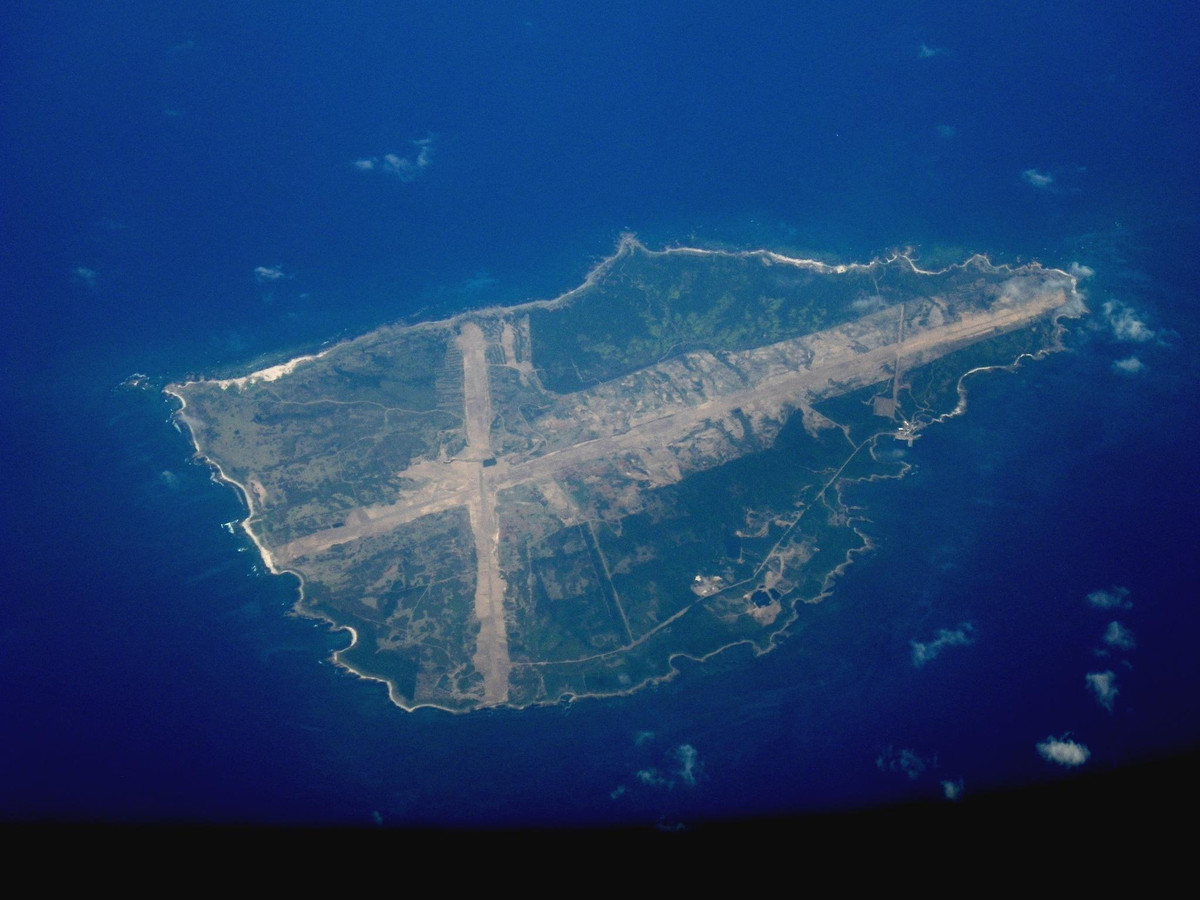 Hòn đảo có chiều dài 4.3km và nơi rộng nhất là 3.0km. Trước năm 1959, đã có hàng trăm ngư dân Nhật Bản sống ở đây tuy nhiên vì điều kiện khó khăn, thiếu thốn mà họ đã lần lượt dọn đi. Cho đến năm 1980, đây cơ bản là hòn đảo không người. Bộ Quốc phòng Nhật Bản đã chú ý đến hòn đảo này từ lâu, vì vậy họ đã liên hệ với chính quyền địa phương cũng như các chủ sở hữu đất để mua lại toàn bộ hòn đảo từ cuối năm 2019 cho mục đích quân sự. Ảnh: Đảo Mage nhìn từ trên cao.