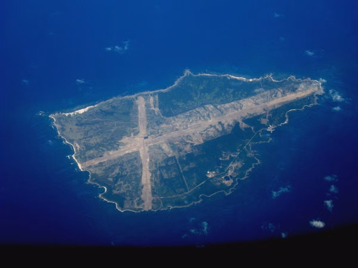 Hòn đảo có chiều dài 4.3km và nơi rộng nhất là 3.0km. Trước năm 1959, đã có hàng trăm ngư dân Nhật Bản sống ở đây tuy nhiên vì điều kiện khó khăn, thiếu thốn mà họ đã lần lượt dọn đi. Cho đến năm 1980, đây cơ bản là hòn đảo không người. Bộ Quốc phòng Nhật Bản đã chú ý đến hòn đảo này từ lâu, vì vậy họ đã liên hệ với chính quyền địa phương cũng như các chủ sở hữu đất để mua lại toàn bộ hòn đảo từ cuối năm 2019 cho mục đích quân sự. Ảnh: Đảo Mage nhìn từ trên cao.