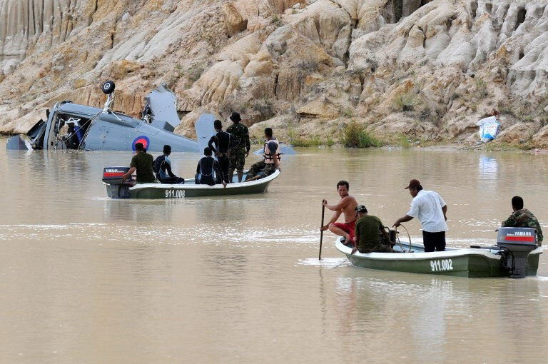 Trong những năm vừa qua, Trung Quốc đã đóng một vai trò chính trong việc tăng cường kho vũ khí của Campuchia; cũng như cung cấp các khoản vay lớn để Campuchia hiện đại hóa quân đội; trong những năm gần đây, chúng ta có thể dễ dàng bắt gặp những hình ảnh về vũ khí Trung Quốc trong biên chế quân đội Campuchia. Điều này cho thấy, quân đội nước này ngày càng phụ thuộc nhiều hơn vào Trung Quốc.Ảnh: Trực thăng Z-9 của Campuchia mua từ Trung Quốc bị tai nạn tháng 7/2014.