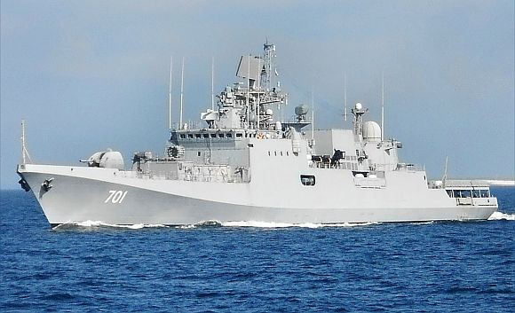 Malacca cũng chính là eo biển nhộn nhịp bậc nhất thế giới, là tuyến vận chuyển hàng hóa chính của Trung Quốc từ nam Trung Hoa qua biển Đông để tiến vào Ấn Độ Dương. Việc hải quân Ấn Độ triển khai tàu chiến tới khu vực này có thể đe dọa nghiêm trọng đến các tàu Trung Quốc qua lại eo biển, đồng thời nước này có thể khóa luôn eo biển đối với các tàu Trung Quốc nếu cần thiết. Ảnh: Khinh hạm INS Teg lớp Tawar của Ấn Độ với khả năng triển khai 8 tên lửa hành trình chống hạm Brahmos.