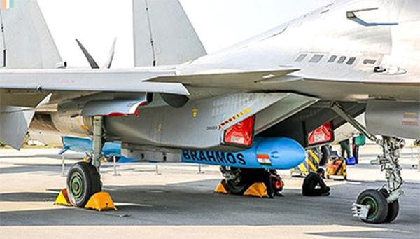 Tên lửa Brahmos đã được chứng nhận hoàn toàn đủ tiêu chuẩn để khai thác trên dòng máy bay Su-30MKI này và đầu năm 2020 vừa qua thì Ấn Độ đã có phi đội tiêm kích đầu tiên có thể mang tên lửa hành trình siêu thanh phiên bản Brahmos-A với 18 chiếc. Ảnh: Tên lửa Brahmos dưới bụng một chiếc Su-30MKI.