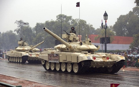 Trước đó, Ấn Độ cũng đã cho triển khai số lượng khá lớn các xe tăng chiến đấu chủ lực T-72 và T-90 tới biên giới giao tranh nhằm làm đối trọng răn đe sau khi Trung Quốc đưa những xe tăng Type-15 đến khu vực. Đây cũng là một bước đi cứng rắn, không hề chịu nhượng bộ của nhà cầm quyền Ấn Độ trước mọi hành động của đối phương. Ảnh: Xe tăng T-90 của Ấn Độ trong một cuộc duyệt binh.