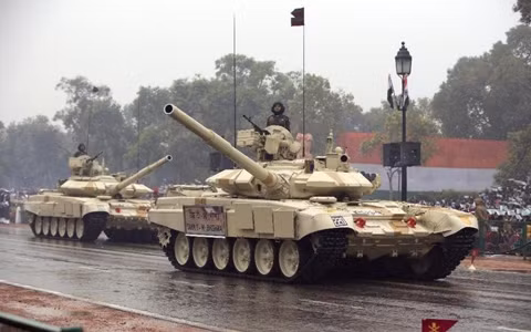 Trước đó, Ấn Độ cũng đã cho triển khai số lượng khá lớn các xe tăng chiến đấu chủ lực T-72 và T-90 tới biên giới giao tranh nhằm làm đối trọng răn đe sau khi Trung Quốc đưa những xe tăng Type-15 đến khu vực. Đây cũng là một bước đi cứng rắn, không hề chịu nhượng bộ của nhà cầm quyền Ấn Độ trước mọi hành động của đối phương. Ảnh: Xe tăng T-90 của Ấn Độ trong một cuộc duyệt binh.