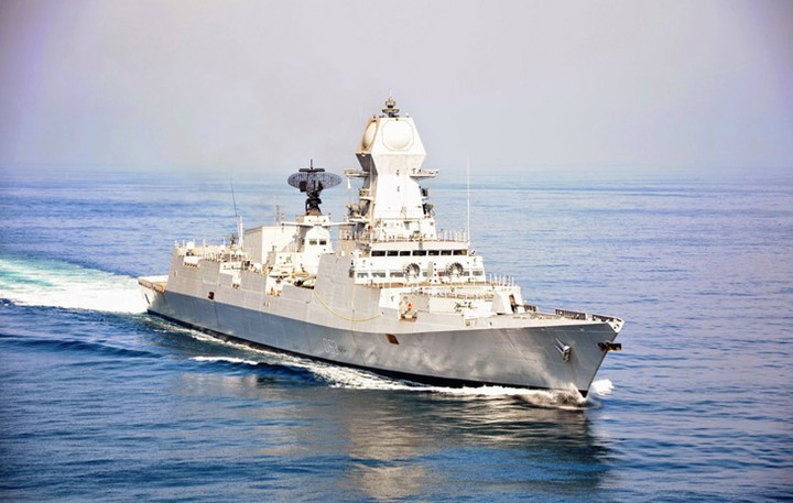 Hải quân Ấn Độ cũng được cho là chuẩn bị triển khai các tàu chiến đến khu vực eo biển Malacca và bất cứ nơi nào ở Ấn Độ Dương để đối phó với Trung Quốc. Ảnh: Khu trục hạm INS Kolkata của hải quân Ấn Độ với khả năng triển khai 16 tên lửa hành trình chống hạm Brahmos.