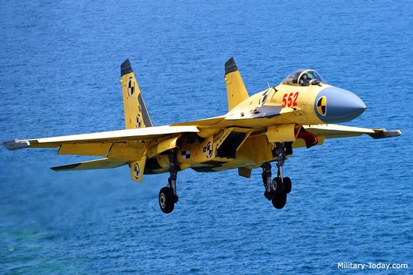 Tờ Jane’s Defense Weekly của Anh đã có bài phân tích là tàu sân bay 003 của Trung Quốc sẽ có lượng choán nước 85.000 tấn và có thể mang theo 48 tiêm kích hạm J-15 do Trung Quốc chế tạo. Ảnh: Tiêm kích hạm J-15 của Trung Quốc - Nguồn: Military Today.