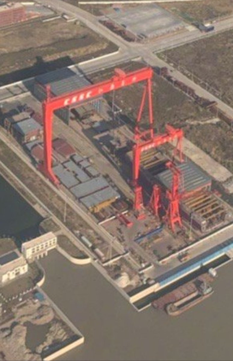 Theo các hình ảnh vệ tinh, bến tàu số 4 tại xưởng đóng tàu Giang Nam trên đảo Trường Hưng, Thượng Hải, đã được thu dọn sạch sẽ vào tháng 6 năm nay, và các bộ phận khổng lồ của tàu sân bay 003 đã được tập kết vào bến để lắp ráp tổng đoạn. Ảnh: Tàu sân bay Type 003 của Trung Quốc đang thi công – Nguồn: Sina