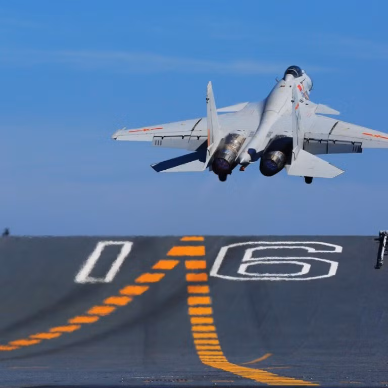 Vừa qua chuyên gia quân sự Li Jie tuyên bố công khai tại diễn đàn “Đối thoại giáo dục quốc phòng và hàng hải” tổ chức cách đây vài ngày rằng, tàu sân bay 003 có thể không còn áp dụng phương pháp cất cánh kiểu nhảy cầu nữa mà sẽ hỗ trợ dùng máy phóng. Ảnh: Tiêm kích hạm J-16 cất cánh theo kiểu nhảy cầu từ tàu sân bay Liêu Ninh – Nguồn: Sina