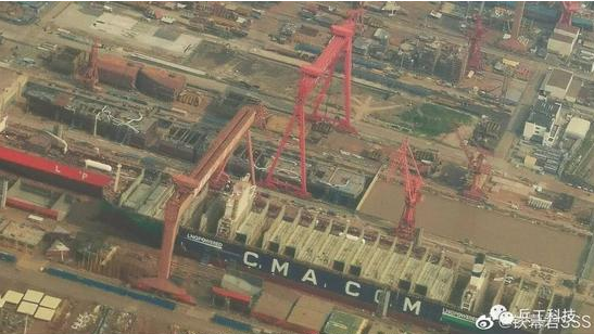 Mới đây, những bức ảnh có độ nét cao, mới nhất về tàu sân bay Type 003 đã xuất hiện trên mạng Internet. Đánh giá từ những bức ảnh này, việc đóng tàu sân bay Type 003 đã gần hoàn thành, và việc hạ thủy chỉ còn thời gian ngắn. Ảnh: Tàu sân bay Type 003 của Trung Quốc đang thi công – Nguồn: Sina