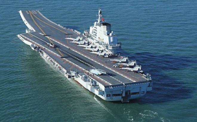 Rất có thể, tàu sân bay 004 hoặc 005 khi đó sau này của Trung Quốc mới sử dụng động cơ hạt nhân như các tàu sân bay của Mỹ; với kích cỡ, lượng giãn nước, cũng như số máy bay mà Type 003 có thể mang theo, có thể khẳng định Trung Quốc đã có tàu sân bay hạng nặng; nhưng chưa thể hoạt động liên tục và dài ngày như tàu sân bay của Hải quân Mỹ. Ảnh: Tàu sân bay Liêu Ninh của Trung Quốc đang thử nghiệm trên biển – Nguồn: Sina