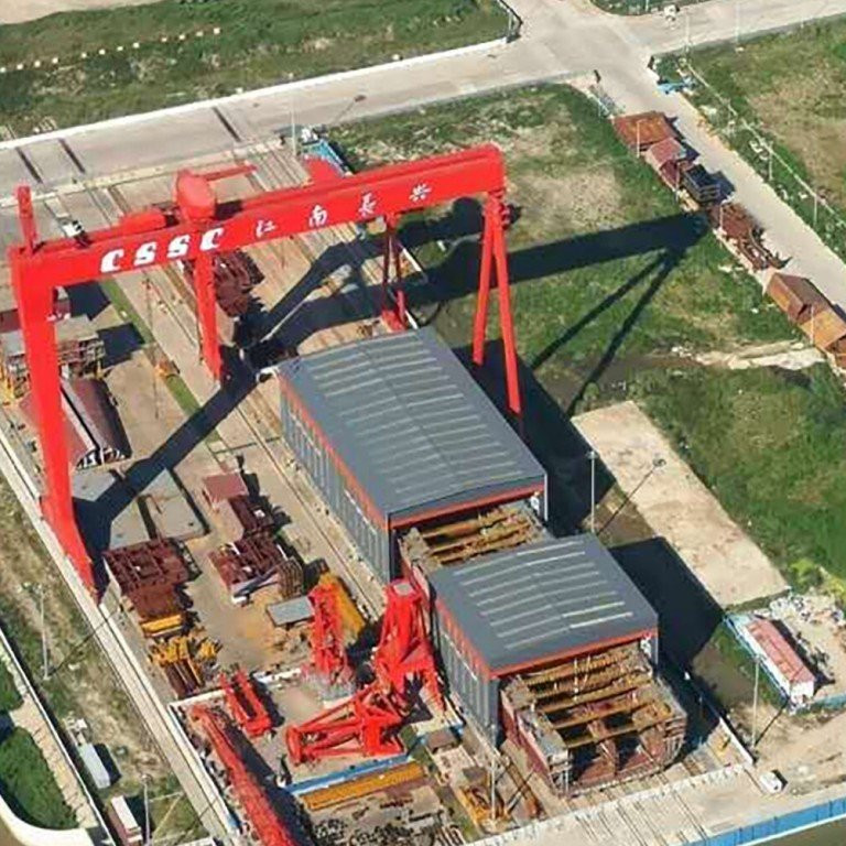 Từ bức ảnh mới nhất này, tàu sân bay 003 đã dần thành hình, chỉ còn thiếu phần mũi tàu chưa được lắp ráp; từ những bức ảnh cho thấy, tiến độ đóng tàu sân bay Type 003 rất nhanh chóng. Ảnh: Tàu sân bay Type 003 của Trung Quốc đang thi công – Nguồn: Sina