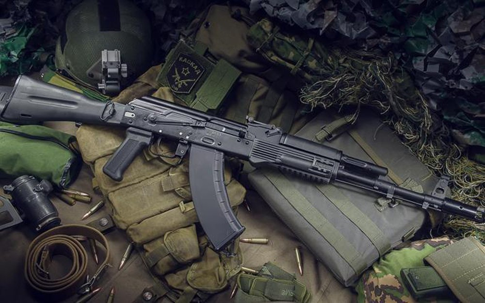 Hai là, đầu ruồi của AK-103 do Việt Nam chế tạo vẫn sử dụng loại tương tự như trên AK-47, khác với AK-103 do Nga sản xuất sử dụng đầu ruồi kiểu AKM. Ngoài trừ một số điểm khác biệt nhỏ trên, còn lại về thiết kế thì có thể nói rằng hai khẩu súng là tương đương nhau về ngoại hình. Ảnh: Một khẩu AK-103 do Nga chế tạo.